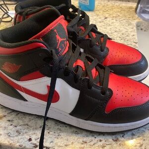 Black red and white Nike dunk size 7 gradeschool boys